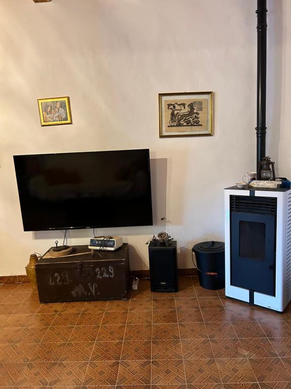 TV a/nebo společenská místnost v ubytování Antico casale Sofia