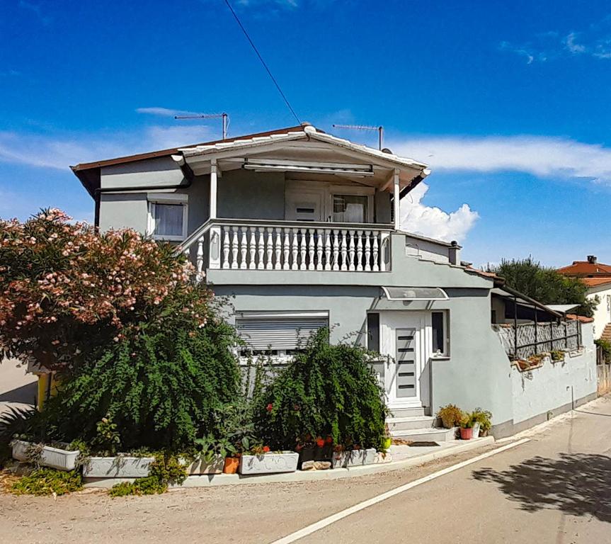 een wit huis met een balkon in een straat bij Young Family App in Medulin