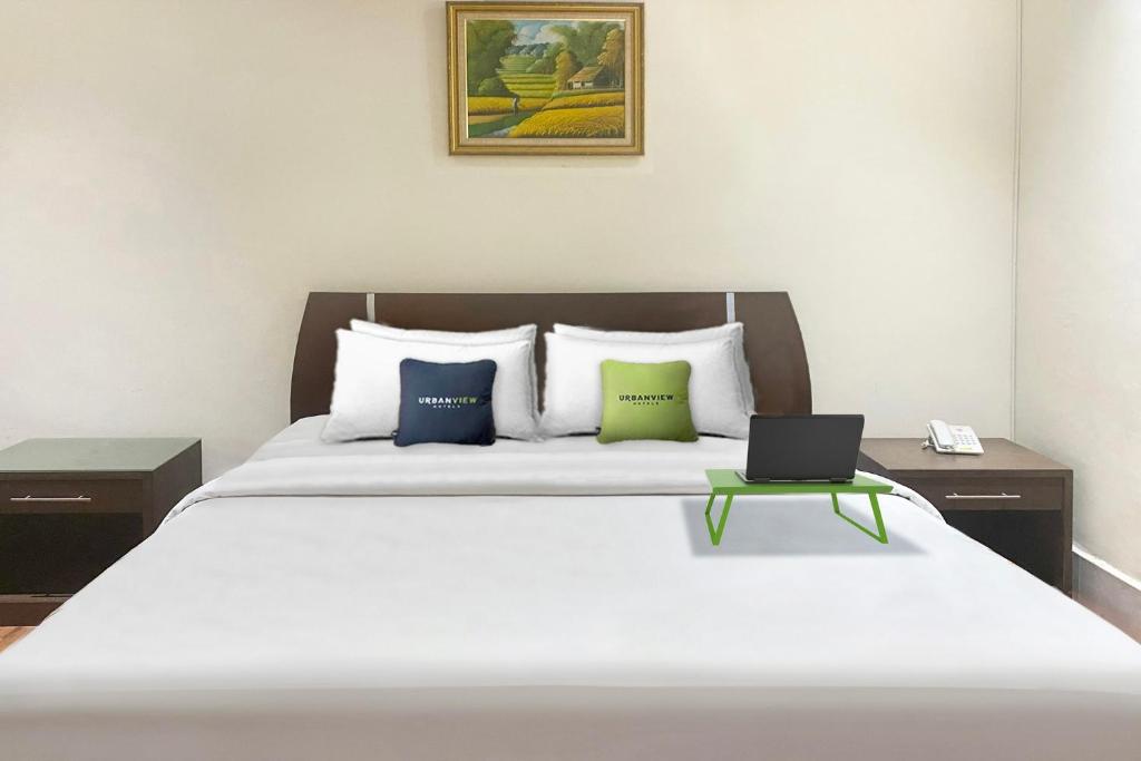 Urbanview Hotel Mulia Indah Palopo - Standard Double Room