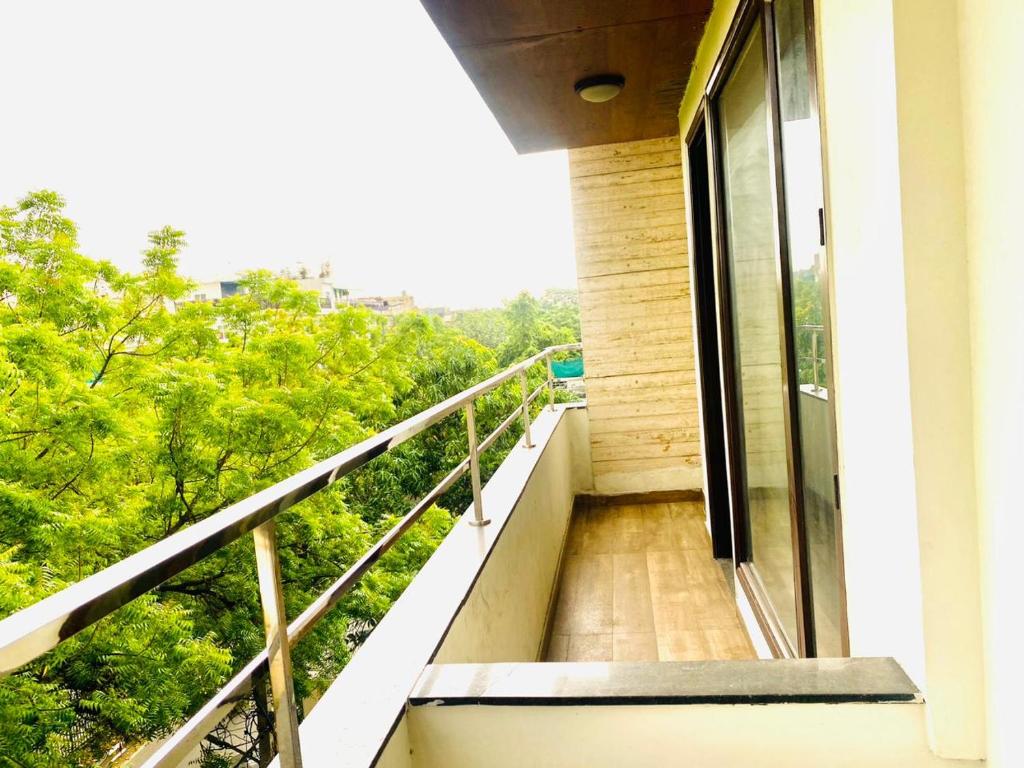 Balkón nebo terasa v ubytování Qotel Hotel Rajouri Garden Above Ritu Marbles, Near Rajouri Garden Metro Station-Couple Friendly