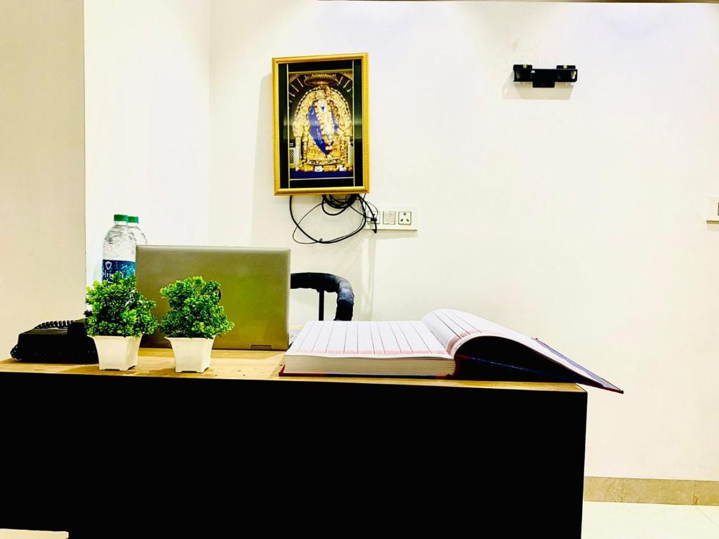 Fotografie z fotogalerie ubytování Qotel Hotel Rajouri Garden Above Ritu Marbles, Near Rajouri Garden Metro Station-Couple Friendly v Novém Dillí
