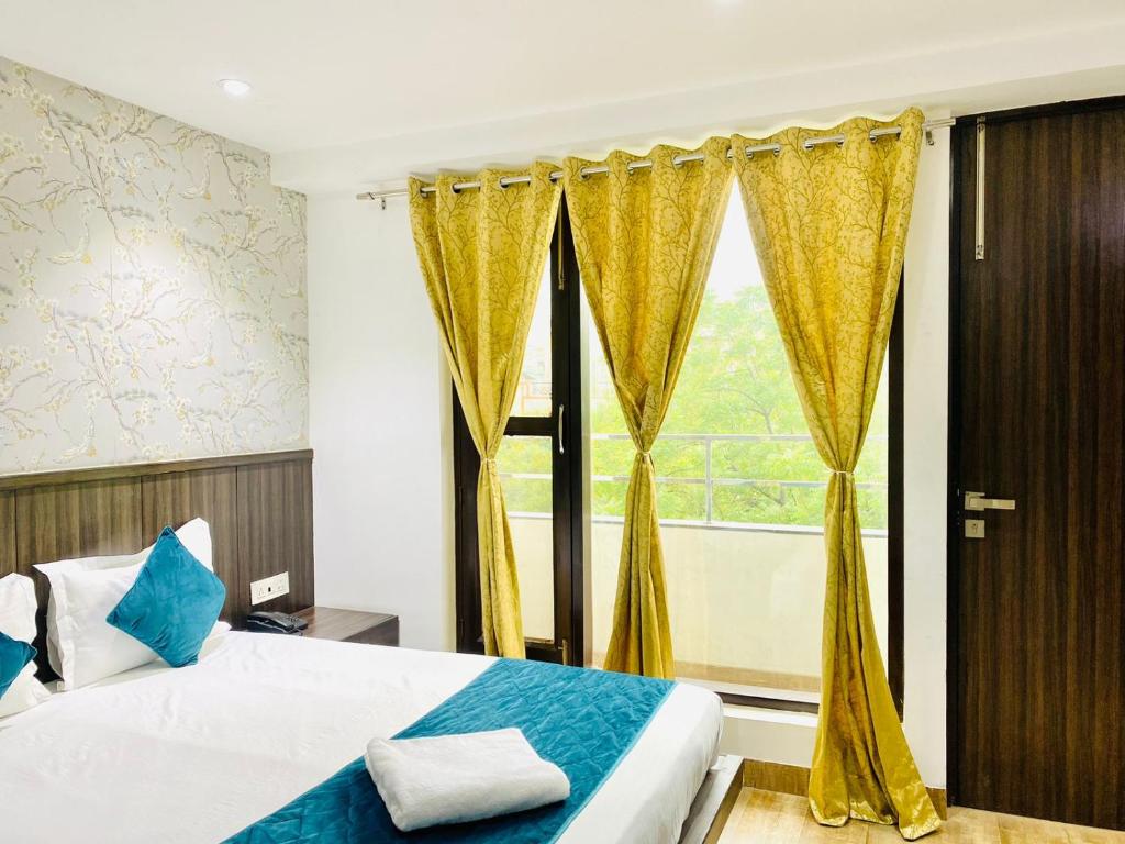 Postel nebo postele na pokoji v ubytování Qotel Hotel Rajouri Garden Above Ritu Marbles, Near Rajouri Garden Metro Station-Couple Friendly