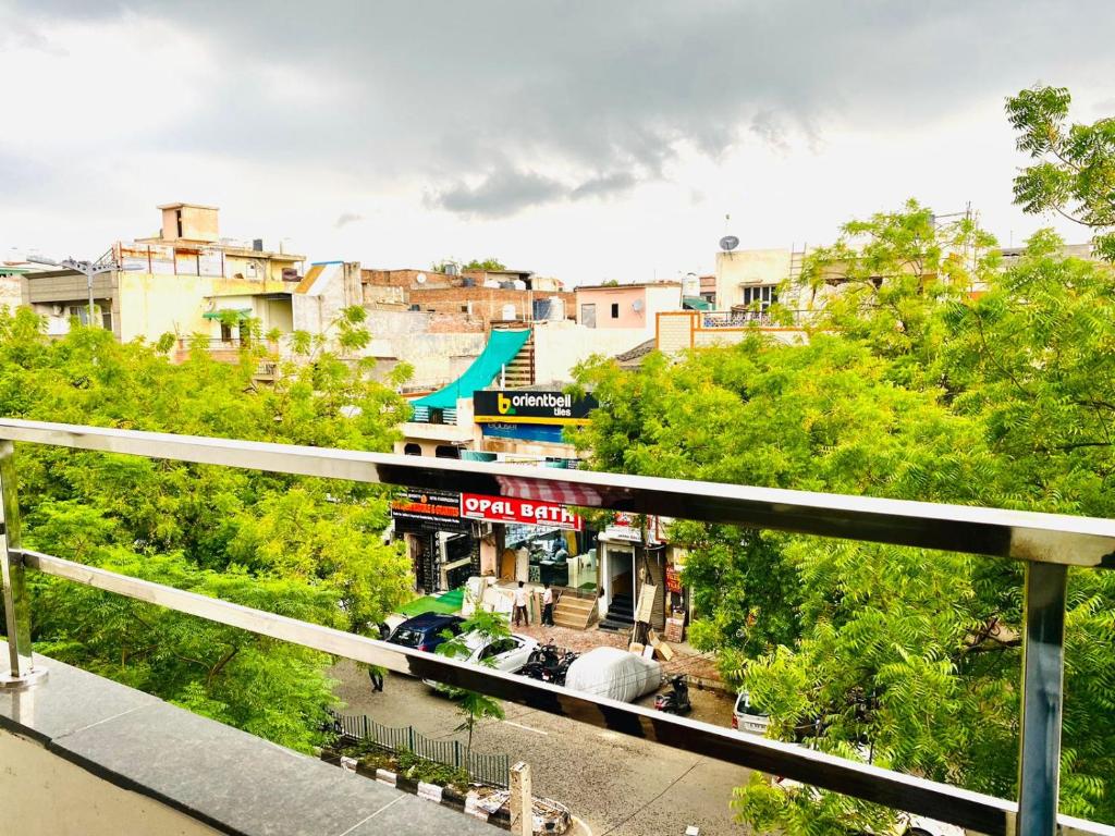 Fotografie z fotogalerie ubytování Qotel Hotel Rajouri Garden Above Ritu Marbles, Near Rajouri Garden Metro Station-Couple Friendly v Novém Dillí