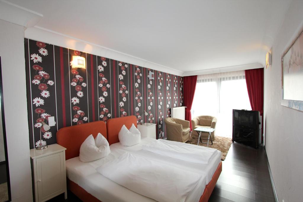 デュッセルドルフにあるアパートメントハウス アルト グラーツのベッドとテレビ付きのホテルルーム