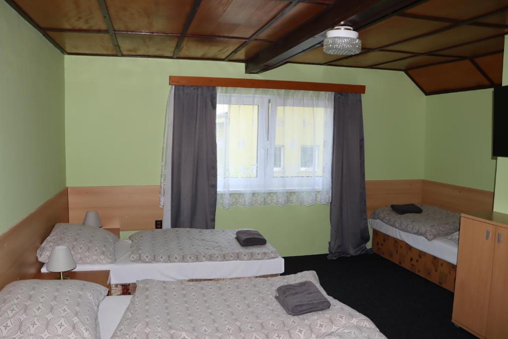 1 dormitorio con 2 camas y ventana en U Mateje Pasohlavky, en Pasohlávky
