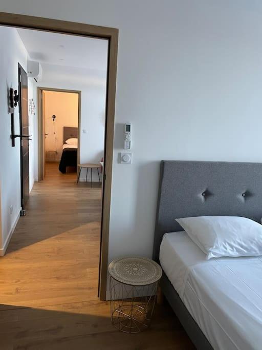 - une chambre avec un lit, un miroir et un couloir dans l'établissement Appartement F3 Corte, centre ville, à Corte