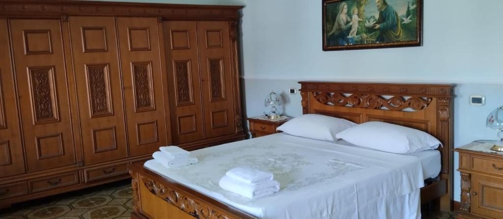 帕埃斯圖姆的住宿－Residenza dal Barone，一间卧室配有一张带两个枕头的床