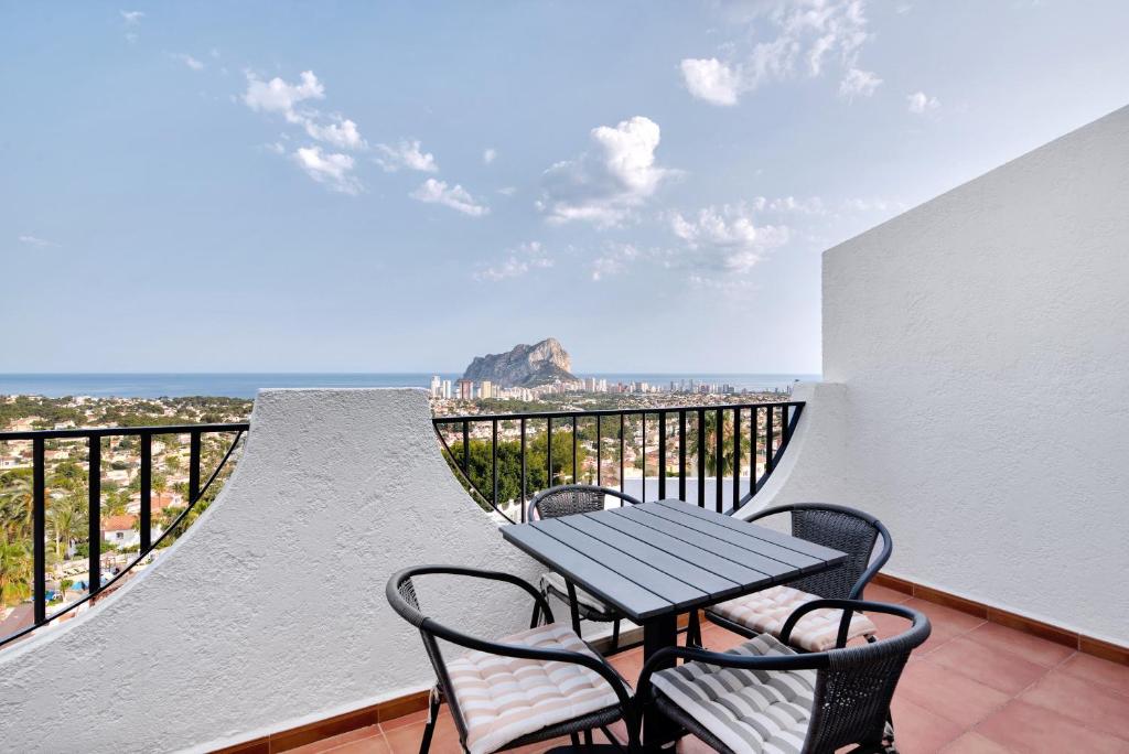 un patio con tavolo e sedie sul balcone. di Clementina Imperial Park a Casas de Torrat