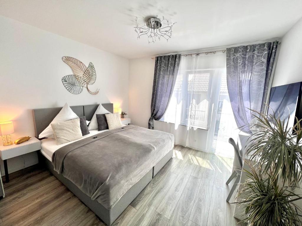 1 dormitorio con cama y ventana grande en Prime Host Style Apartment, en Karlsruhe