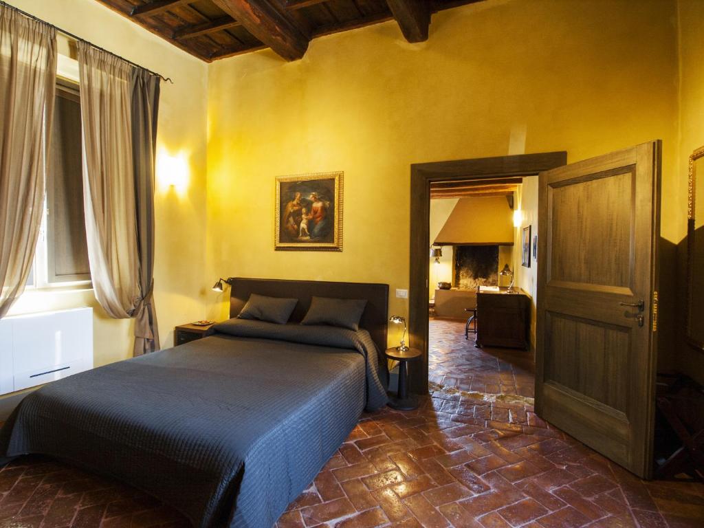 1 dormitorio con 1 cama en una habitación con paredes amarillas en Le Stanze Del Duomo, en Anagni