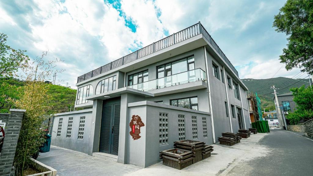 un gran edificio blanco con muchas ventanas en Yue Tong Farmer House, en Huairou