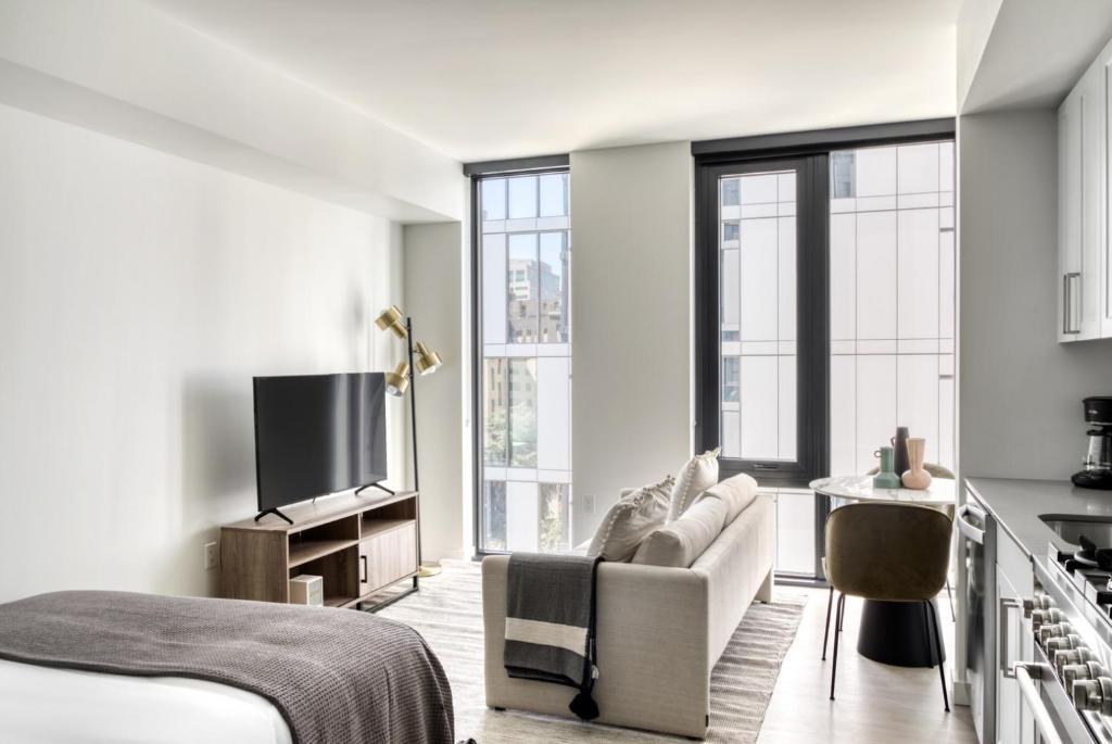 Un dormitorio con una cama, un sofá y un televisor. en First Hill Studio w Gym Coworking SEA-442, en Seattle