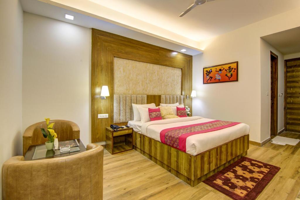 1 dormitorio con 1 cama, 1 mesa y 1 silla en Hotel The Prithvi, Near Delhi Airport en Nueva Delhi