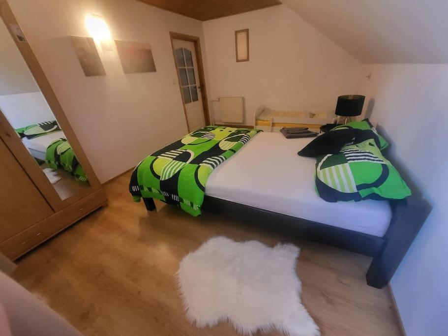 sypialnia z łóżkiem i białym dywanem w obiekcie BabciaHouse w mieście Augustów