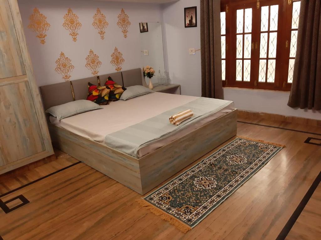 Postel nebo postele na pokoji v ubytování PAARIJAAT Homestay & Guesthouse