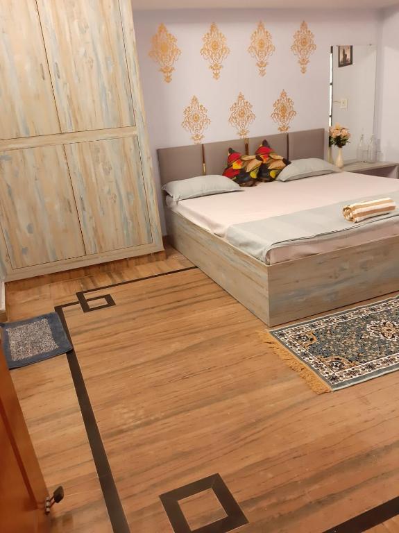 Postel nebo postele na pokoji v ubytování PAARIJAAT Homestay & Guesthouse