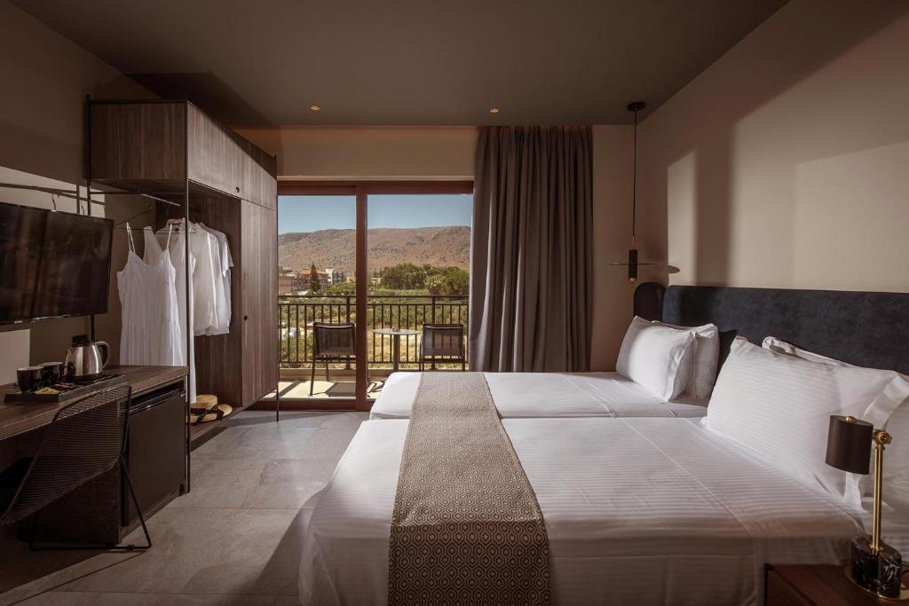 Postel nebo postele na pokoji v ubytování Petousis Hotel & Suites