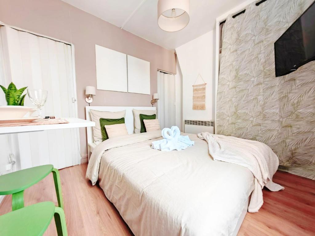 Habitación blanca con 2 camas y TV. en L'Escale aux portes de Paris, en Charenton-le-Pont