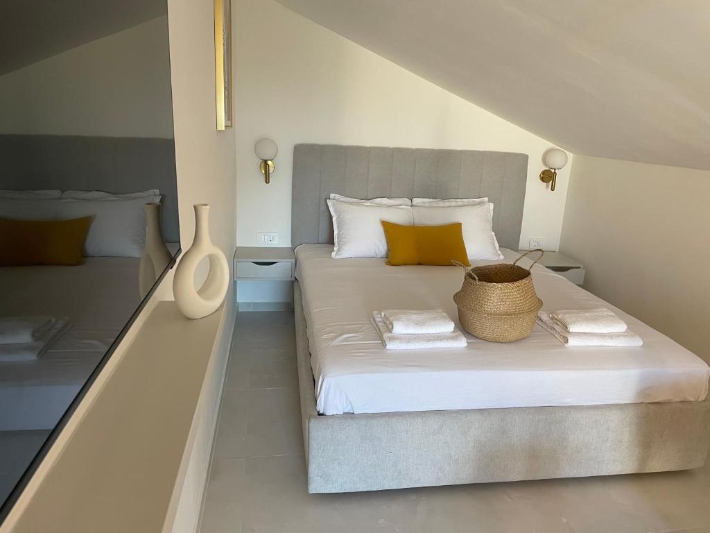 ein Schlafzimmer mit einem großen Bett mit gelben Kissen in der Unterkunft Vitas Apartments in Zaton