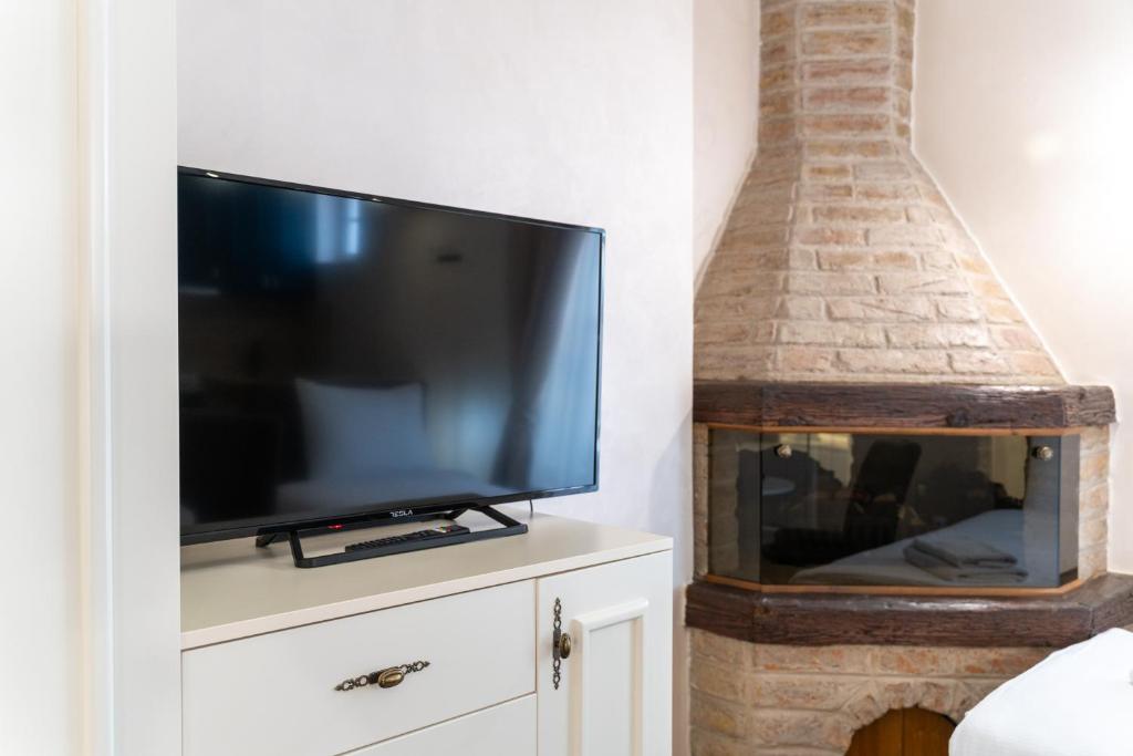 TV a/nebo společenská místnost v ubytování Ornament Hotel
