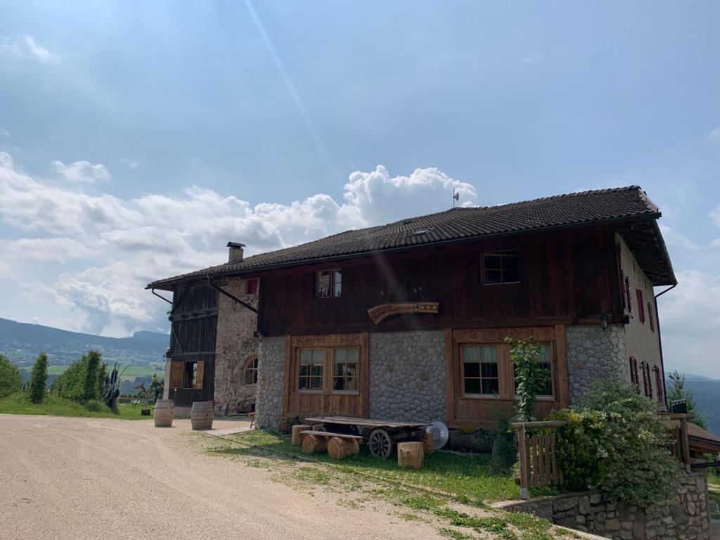 una gran casa de madera al lado de una carretera en Agritur Maso Forcola, en Brez