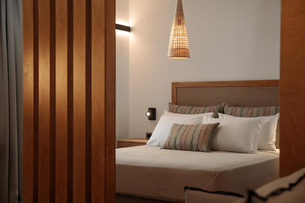 Postel nebo postele na pokoji v ubytování "Makava Suites" Your Luxe Urban Sanctuary