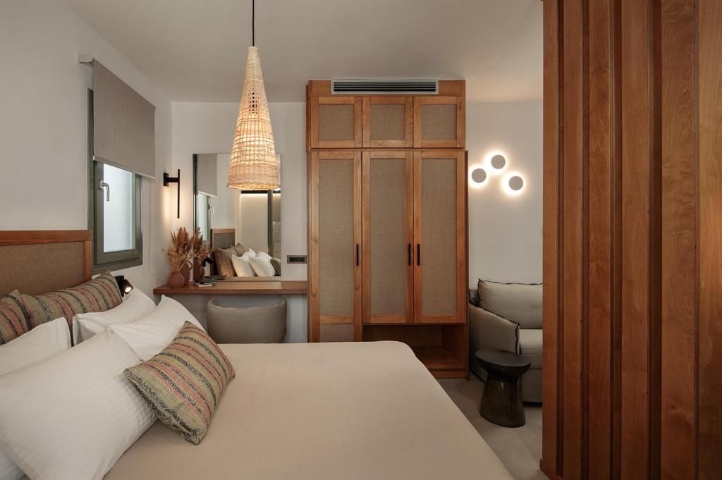 Postel nebo postele na pokoji v ubytování "Makava Suites" Your Luxe Urban Sanctuary