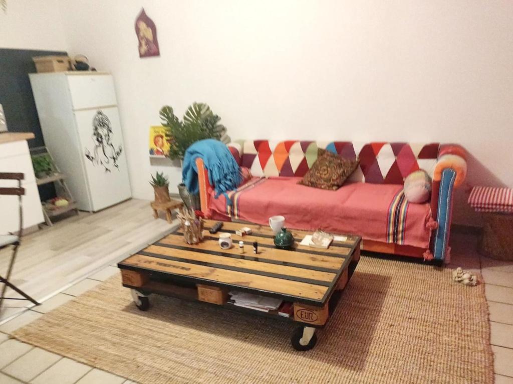sala de estar con sofá y mesa de centro en Maison d'une chambre avec jardin clos a Arsac en Arsac