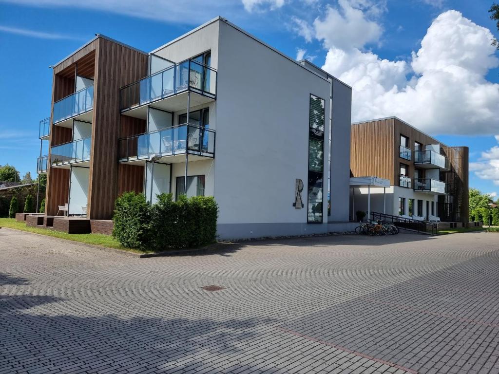 un edificio de apartamentos con balcones en una calle en Aisa Holiday Apartment, en Pärnu