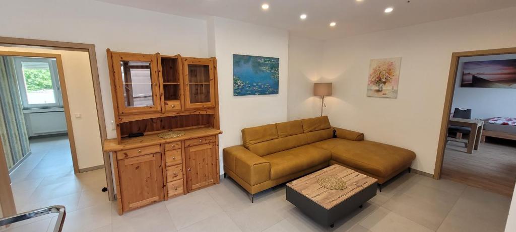 ein Wohnzimmer mit einem Sofa und einem Tisch in der Unterkunft Wohnung in Datteln in Datteln