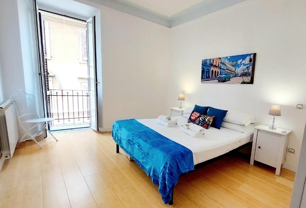 1 dormitorio con cama y ventana grande en BBHOME Comfort apartment near Colosseum, en Roma