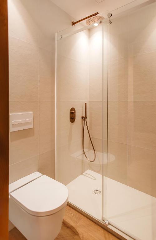 a bathroom with a shower and a toilet at Casa Indiana Hotel Boutique in Blanes