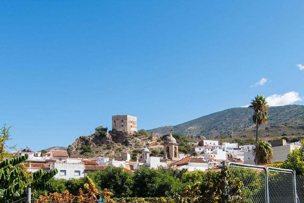 uma cidade no topo de uma colina com um castelo em Casa Enebro em Vélez de Benaudalla