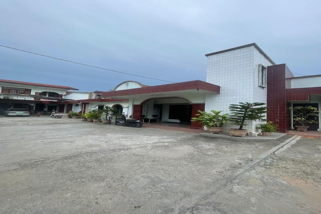 een lege parkeerplaats voor een gebouw bij OYO 92772 Losmen Diah Syariah in Langsa