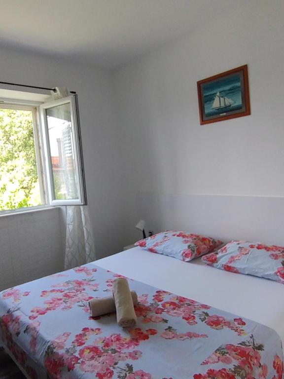 sypialnia z łóżkiem i oknem w obiekcie Konavle Village Apartment w mieście Čilipi