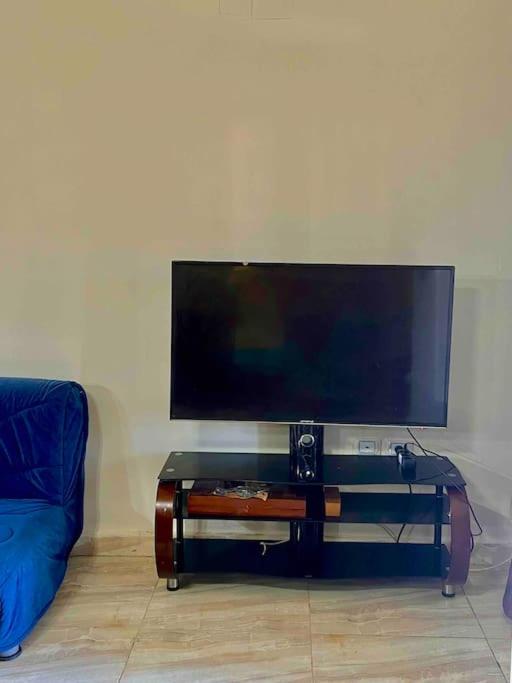 TV a/nebo společenská místnost v ubytování 50% Off. 2BR , 2BR Ground floor with pool view, private beach access, security 24/7 شاليه ٢ غرفه ، ٢ حمام ف الدور الارضي قدام جنينه و حمام السباحه مباشره ، شاطيء خاص بالقرية و أمن ٢٤ ساعه و مسجد خاص
