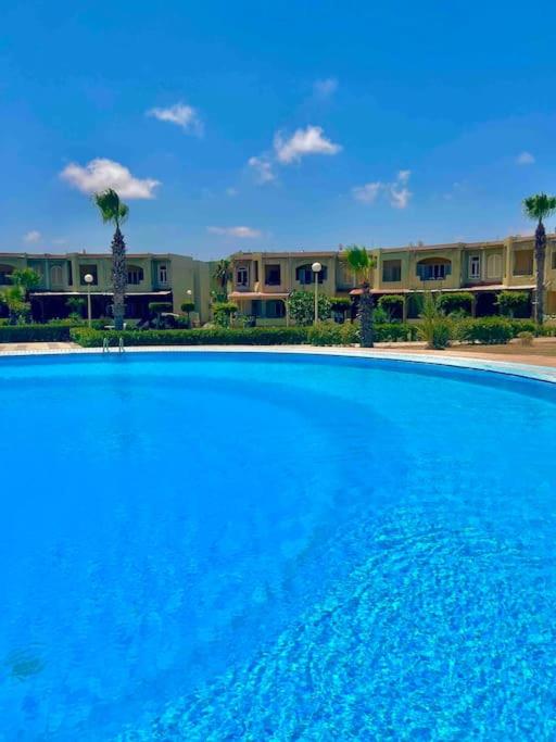 Bazén v ubytování 50% Off. 2BR , 2BR Ground floor with pool view, private beach access, security 24/7 شاليه ٢ غرفه ، ٢ حمام ف الدور الارضي قدام جنينه و حمام السباحه مباشره ، شاطيء خاص بالقرية و أمن ٢٤ ساعه و مسجد خاص nebo v jeho okolí