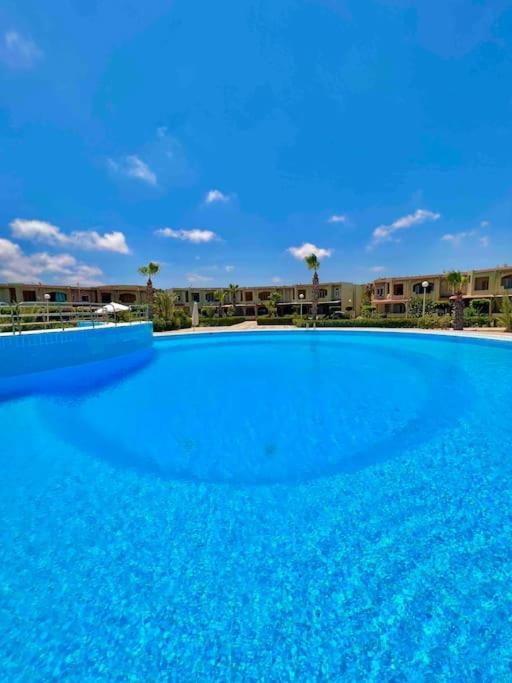 Bazén v ubytování 50% Off. 2BR , 2BR Ground floor with pool view, private beach access, security 24/7 شاليه ٢ غرفه ، ٢ حمام ف الدور الارضي قدام جنينه و حمام السباحه مباشره ، شاطيء خاص بالقرية و أمن ٢٤ ساعه و مسجد خاص nebo v jeho okolí