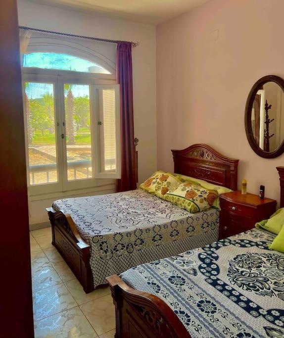 Postel nebo postele na pokoji v ubytování 50% Off. 2BR , 2BR Ground floor with pool view, private beach access, security 24/7 شاليه ٢ غرفه ، ٢ حمام ف الدور الارضي قدام جنينه و حمام السباحه مباشره ، شاطيء خاص بالقرية و أمن ٢٤ ساعه و مسجد خاص
