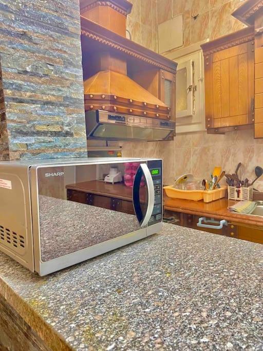 Kuchyň nebo kuchyňský kout v ubytování 50% Off. 2BR , 2BR Ground floor with pool view, private beach access, security 24/7 شاليه ٢ غرفه ، ٢ حمام ف الدور الارضي قدام جنينه و حمام السباحه مباشره ، شاطيء خاص بالقرية و أمن ٢٤ ساعه و مسجد خاص