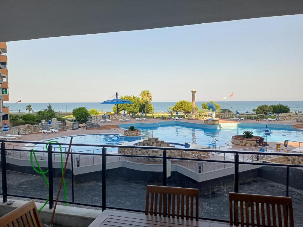 vistas a la piscina desde el balcón de un complejo en Atlantis tatil sitesi, 