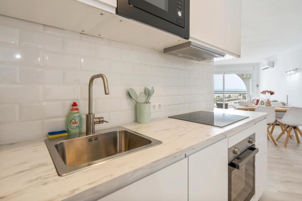 Kuchyňa alebo kuchynka v ubytovaní WELCS APARTAMENTO 064 EMP frente al Mar