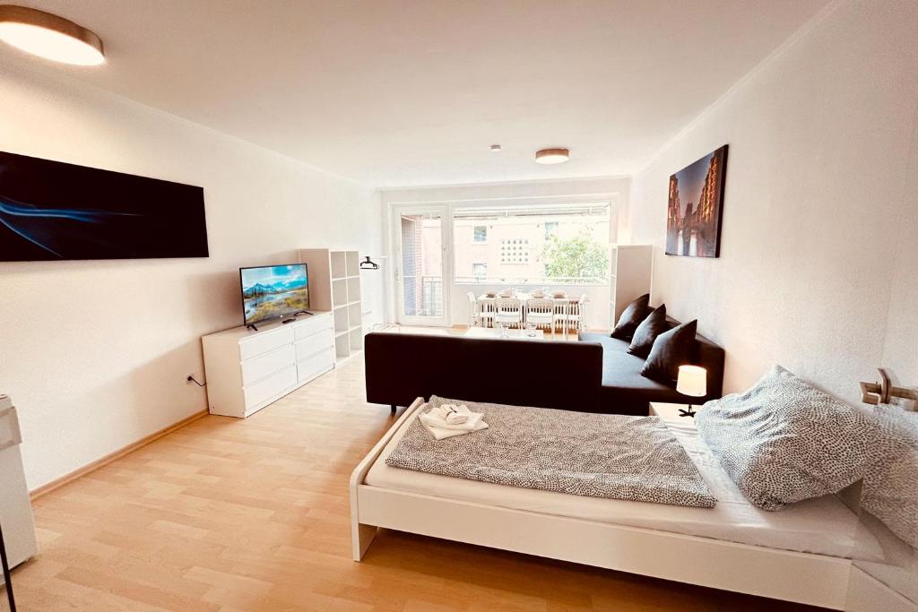 1 dormitorio con 1 cama y sala de estar en Nice Apartment in Seevetal, en Seevetal