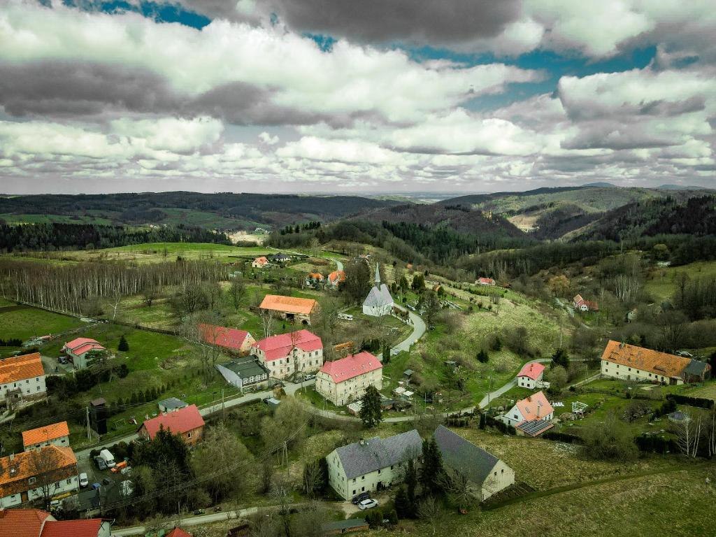 una vista aerea di un piccolo villaggio in montagna di Przytulne Siedlisko a Jugowice