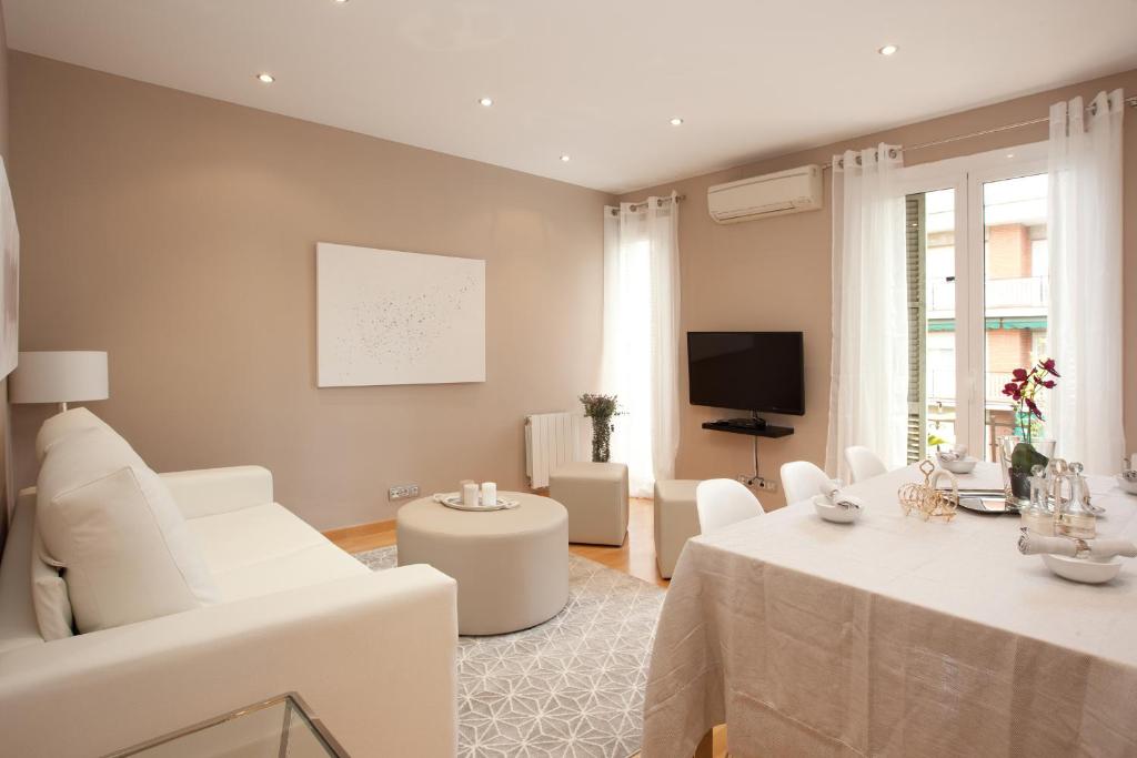 バルセロナにあるStay U-nique Apartments Sepulvedaのリビングルーム(白い家具、薄型テレビ付)