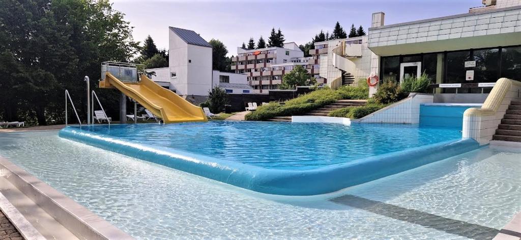 una piscina con scivolo in un edificio di Pools, Sauna und Balkon mit Panoramablick a Sankt Englmar