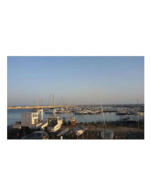 uma vista para um porto com barcos na água em Monolocale vista mare em Sciacca