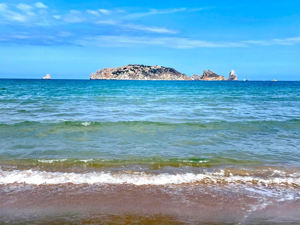 una vista del océano con rocas a lo lejos en Camping La Sirena en L'Estartit