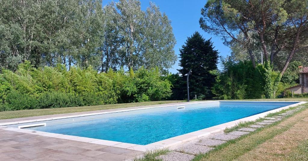 una piscina en un patio con árboles en Casabeppe, en Lucca