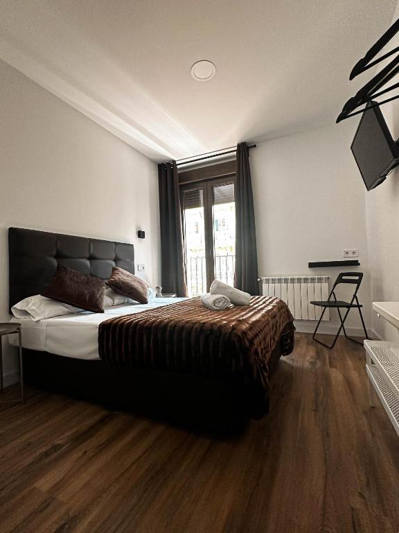 Postel nebo postele na pokoji v ubytování Hostal Arenal Madrid
